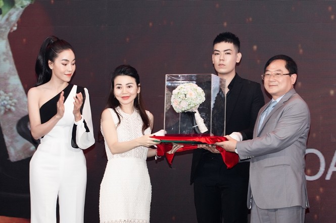 Ngắm cận cảnh vương miện, quyền trượng và ghế đăng quang của tân Hoa Hậu Việt Nam 2020 - ảnh 5