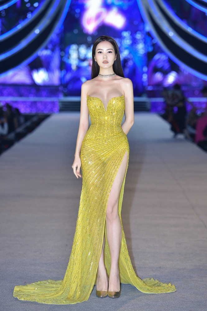 Tiểu Vy, Mỹ Linh, Lương Thuỳ Linh khoe vai trần & chân dài cực phẩm đêm thi Người đẹp Biển - ảnh 10
