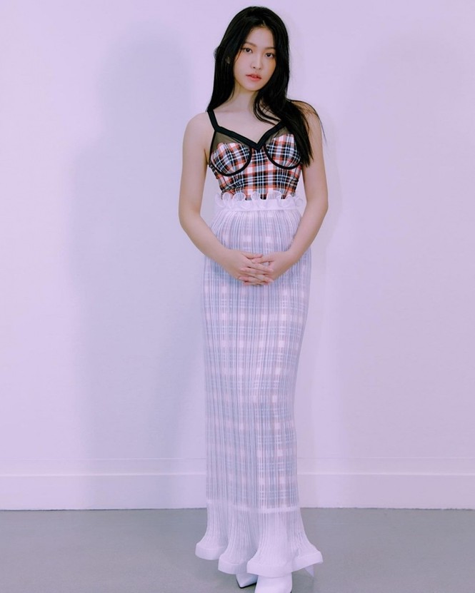 Đụng hàng váy với Jisoo BLACKPINK, Yeri (Red Velvet) bị chê như “nàng tiên cá bị mắc lưới
