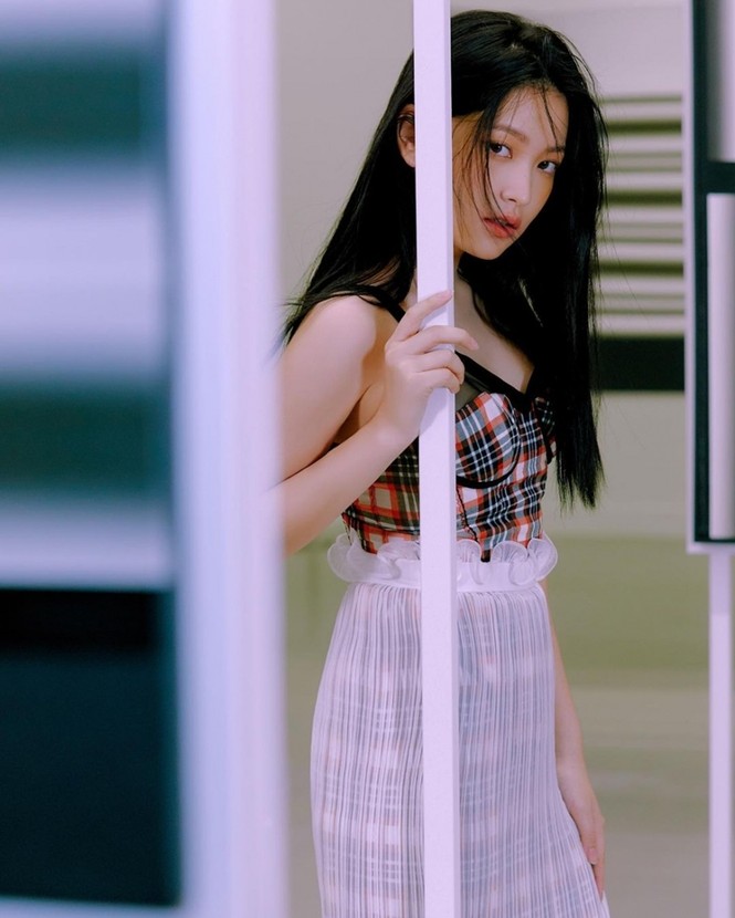 Đụng hàng váy với Jisoo BLACKPINK, Yeri (Red Velvet) bị chê như “nàng tiên cá bị mắc lưới