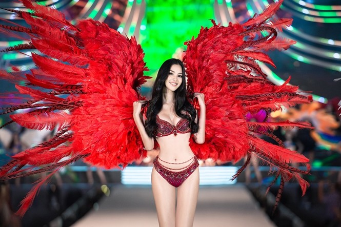Tiểu Vy, Phương Nga, Thúy An khoe body cực phẩm như siêu mẫu trên sân khấu Người đẹp Biển - ảnh 3