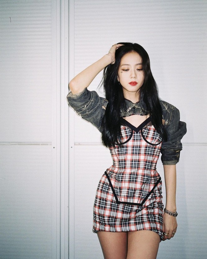K-Pop có thêm “nàng tiên cá bị mắc lưới”, stylist nhà BLACKPINK lại được ca ngợi hết lời - ảnh 1