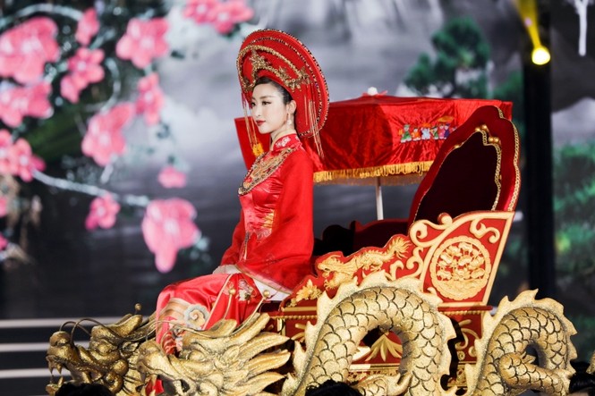 Nhan sắc 5 cựu Hoa hậu xinh đẹp tài năng của Hoa Hậu Việt Nam trong màn trình diễn áo dài - ảnh 5