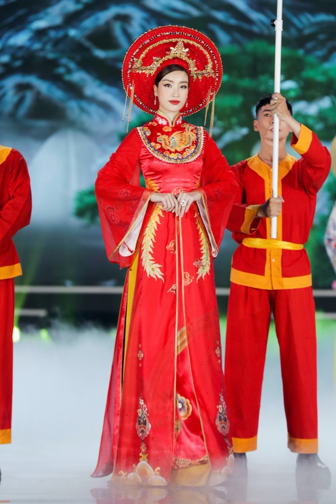 Nhan sắc 5 cựu Hoa hậu xinh đẹp tài năng của Hoa Hậu Việt Nam trong màn trình diễn áo dài - ảnh 6