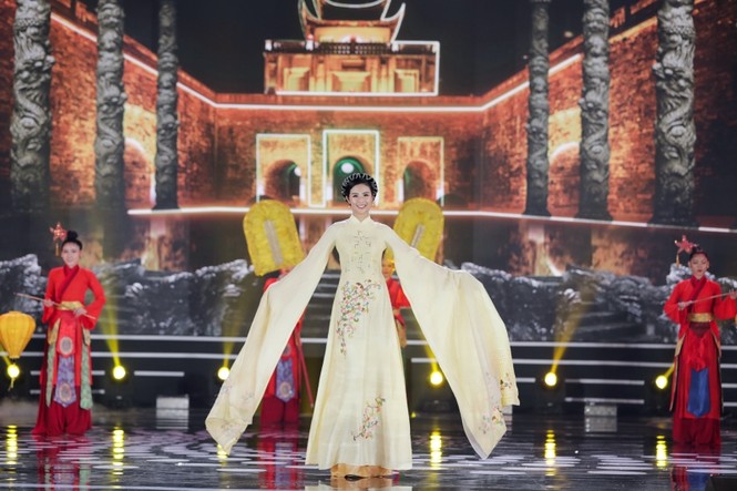 Nhan sắc 5 cựu Hoa hậu xinh đẹp tài năng của Hoa Hậu Việt Nam trong màn trình diễn áo dài - ảnh 1