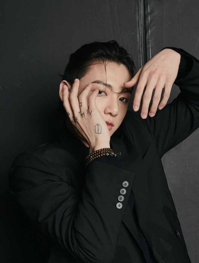 Xuất hiện như người mẫu trên bìa Esquire số mùa Đông, BTS chia sẻ quan điểm về sự nam tính - ảnh 10