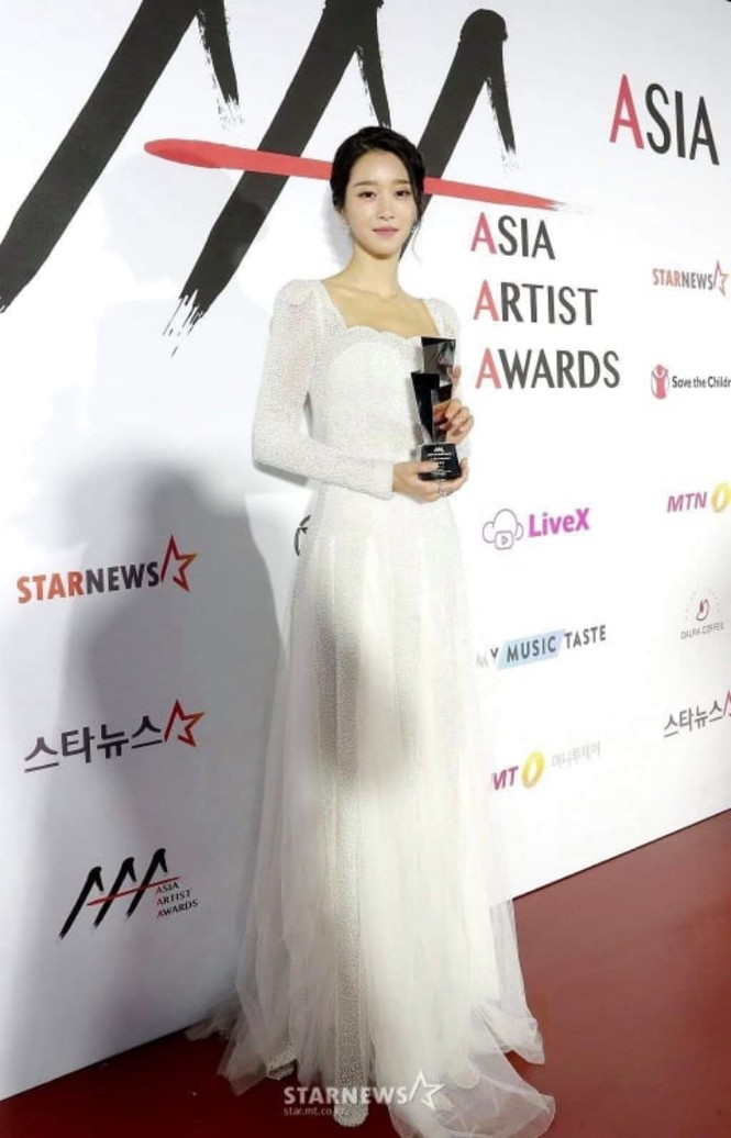 Xuất hiện trên thảm đỏ AAA 2020 với mẫu váy phong cách cô dâu, Seo Ye Ji bị chê nhạt nhoà - ảnh 4