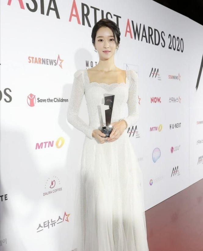 Xuất hiện trên thảm đỏ AAA 2020 với mẫu váy phong cách cô dâu, Seo Ye Ji bị chê nhạt nhoà - ảnh 3