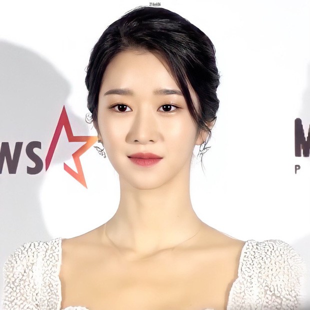Xuất hiện trên thảm đỏ AAA 2020 với mẫu váy phong cách cô dâu, Seo Ye Ji bị chê nhạt nhoà - ảnh 5