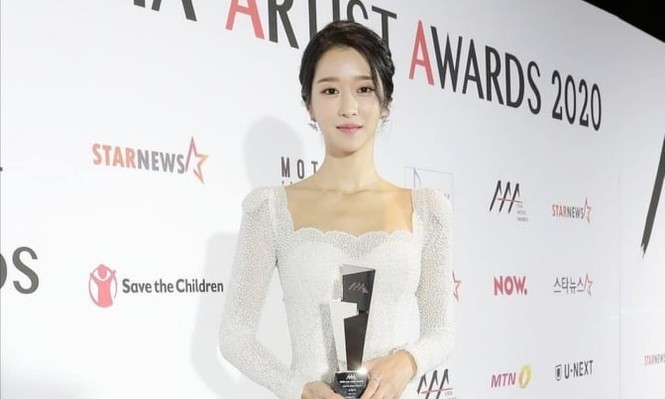 Xuất hiện trên thảm đỏ AAA 2020 với mẫu váy phong cách cô dâu, Seo Ye Ji bị chê nhạt nhoà - ảnh 6