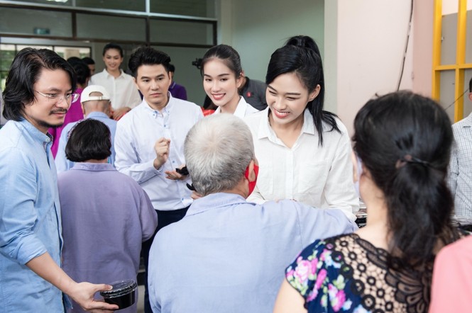 Hoa hậu Đỗ Thị Hà giản dị và thân thiện trong chuyến từ thiện đầu tiên sau đăng quang - ảnh 1