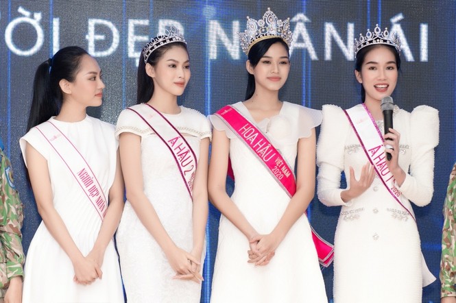 Hoa hậu Đỗ Thị Hà giản dị và thân thiện trong chuyến từ thiện đầu tiên sau đăng quang - ảnh 6