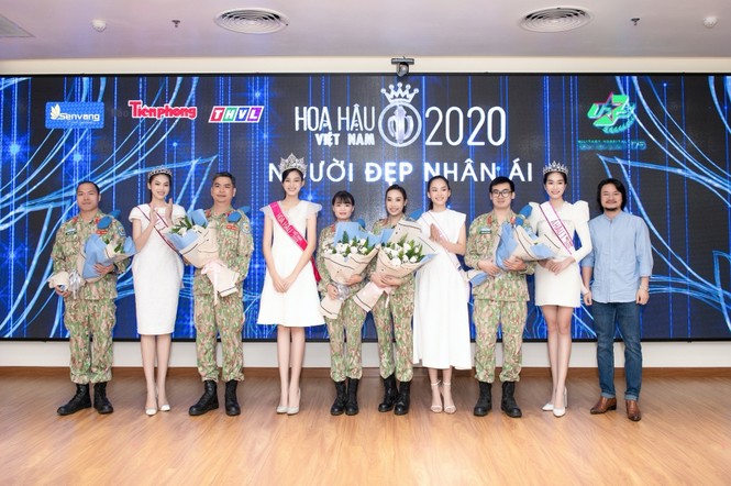Hoa hậu Đỗ Thị Hà giản dị và thân thiện trong chuyến từ thiện đầu tiên sau đăng quang - ảnh 5