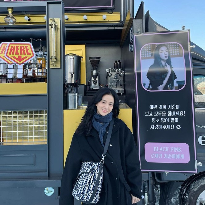 Rosé gửi xe cà phê cho Jisoo đến phim trường Snowdrop với lời yêu thương đáng yêu cực kỳ - ảnh 1