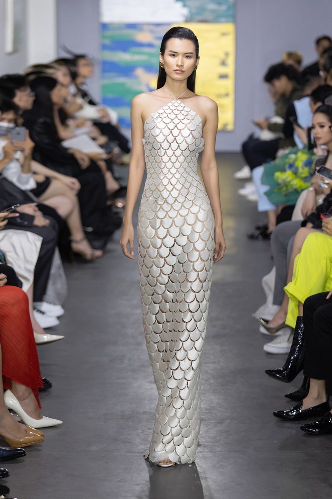 Hoa hậu Đỗ Thị Hà mở màn show thời trang với nhan sắc như nàng thơ, ai cũng phải xuýt xoa - ảnh 8