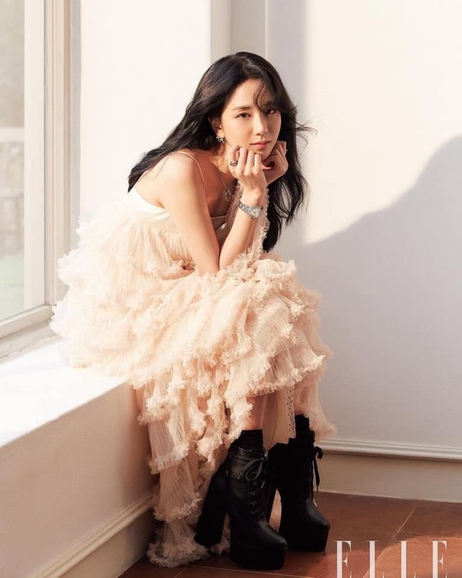 Mặc chiếc váy da bóng khó nhằn, Jisoo (BLACKPINK) “chặt đẹp” mẫu xịn của hãng - ảnh 1