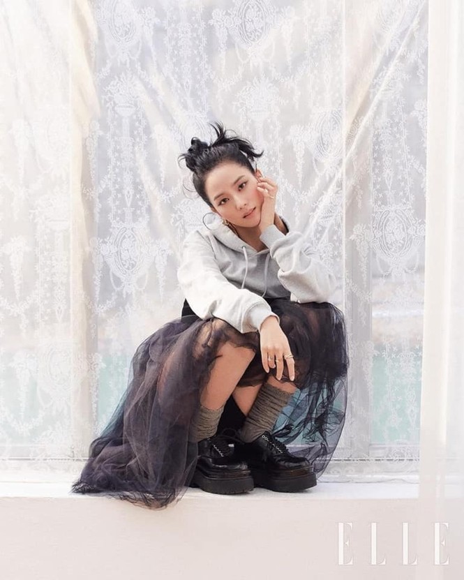 Mặc chiếc váy da bóng khó nhằn, Jisoo (BLACKPINK) “chặt đẹp” mẫu xịn của hãng - ảnh 6