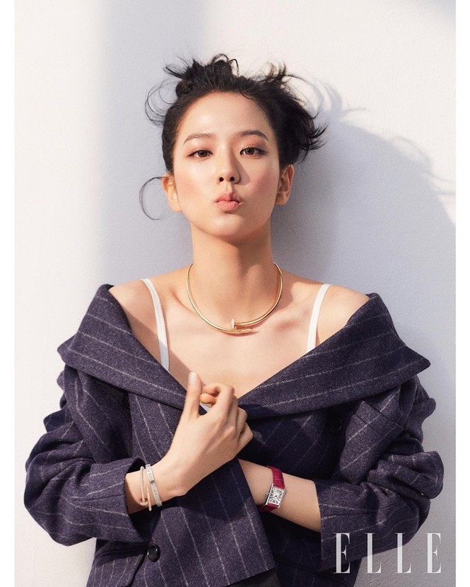 Mặc chiếc váy da bóng khó nhằn, Jisoo (BLACKPINK) “chặt đẹp” mẫu xịn của hãng - ảnh 2