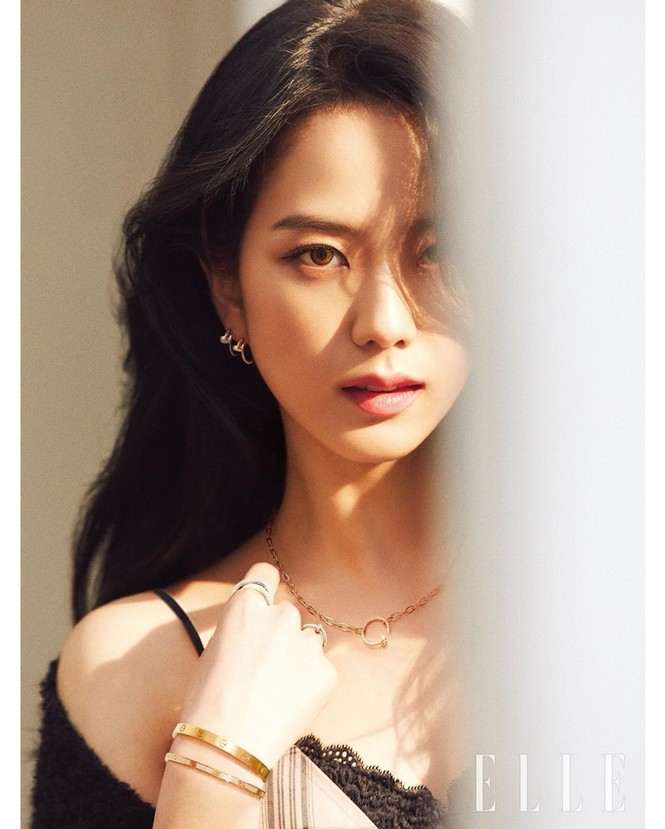 Mặc chiếc váy da bóng khó nhằn, Jisoo (BLACKPINK) “chặt đẹp” mẫu xịn của hãng - ảnh 3