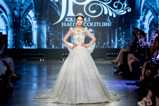 Hoa hậu Tiểu Vy mặc váy cô dâu đội vương miện như “nữ hoàng” làm vedette show thời trang - ảnh 7