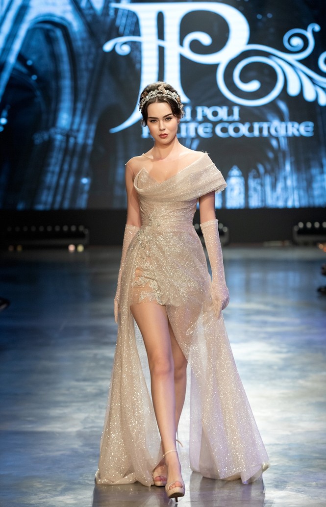 Hoa hậu Tiểu Vy mặc váy cô dâu đội vương miện như “nữ hoàng” làm vedette show thời trang - ảnh 10
