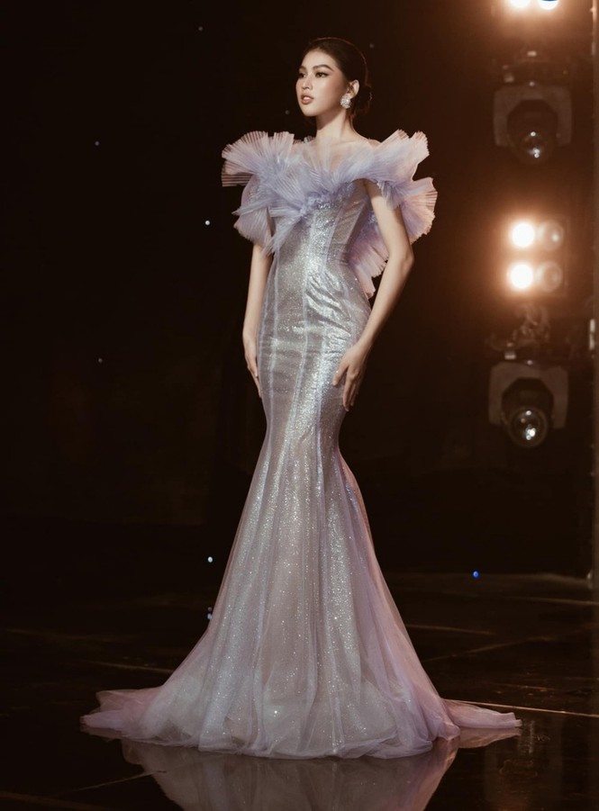 Á hậu Phương Anh, Ngọc Thảo cùng dàn mỹ nhân khoe sắc lộng lẫy trong show diễn chào 2021 - ảnh 4