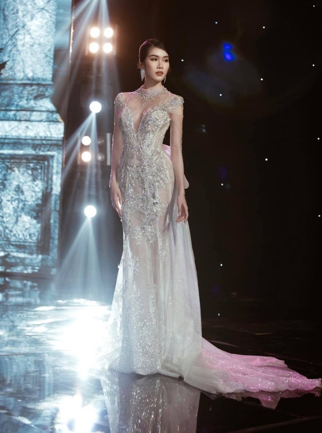 Á hậu Phương Anh, Ngọc Thảo cùng dàn mỹ nhân khoe sắc lộng lẫy trong show diễn chào 2021 - ảnh 3
