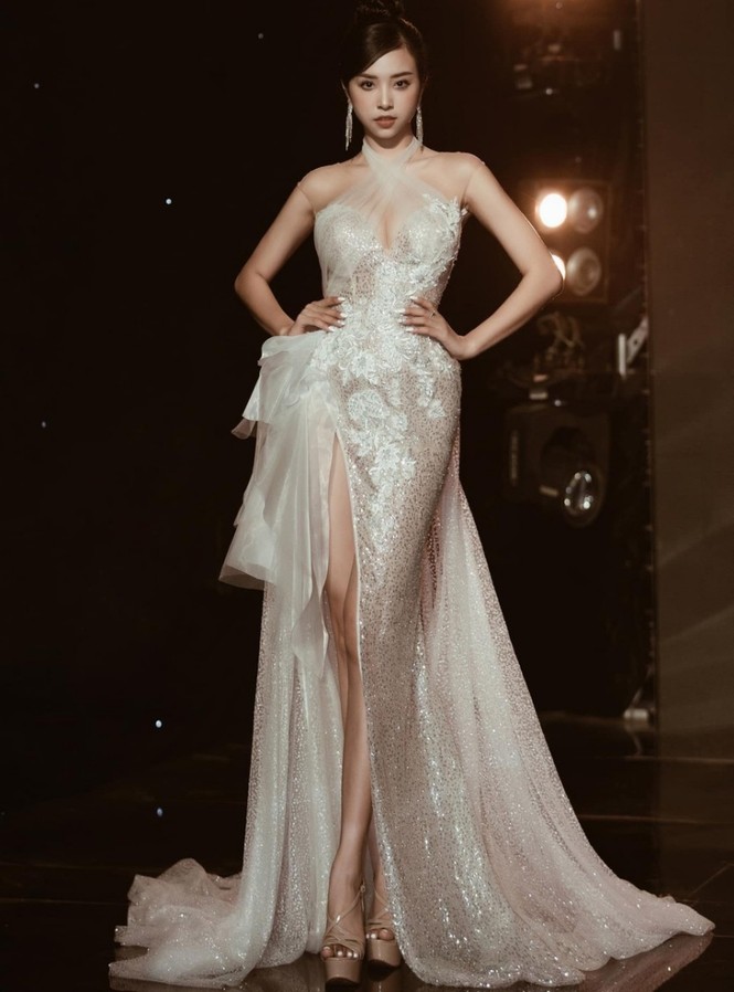 Á hậu Phương Anh, Ngọc Thảo cùng dàn mỹ nhân khoe sắc lộng lẫy trong show diễn chào 2021 - ảnh 8