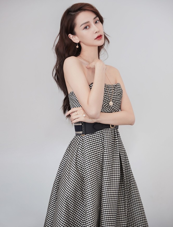 Đụng hàng với 2 đại sứ Dior, Song Hye Kyo được khen thần thái lấn át Jisoo và Angela Baby - ảnh 4