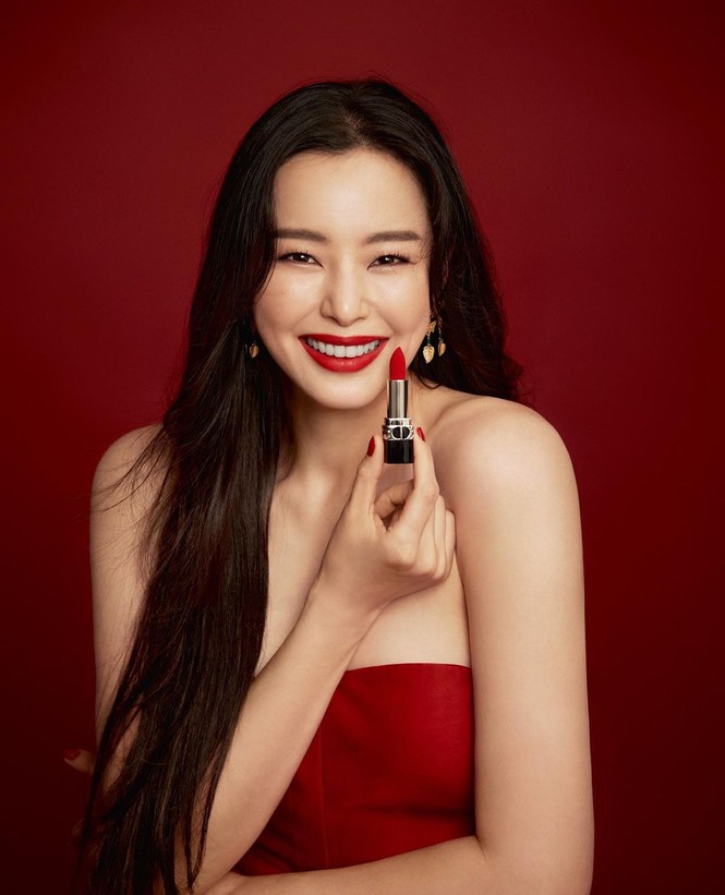 Jisoo BLACKPINK có lấn át được Hoa hậu Honey Lee trong loạt ảnh quảng cáo mỹ phẩm Dior - ảnh 6
