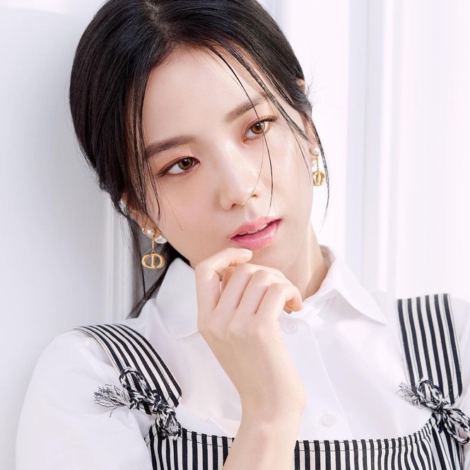 Jisoo BLACKPINK có lấn át được Hoa hậu Honey Lee trong loạt ảnh quảng cáo mỹ phẩm Dior - ảnh 1