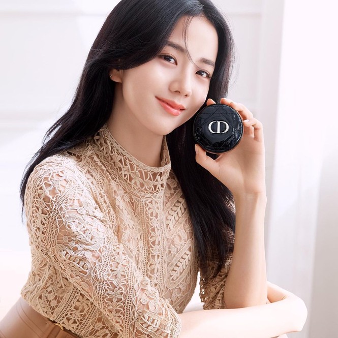 Jisoo BLACKPINK có lấn át được Hoa hậu Honey Lee trong loạt ảnh quảng cáo mỹ phẩm Dior - ảnh 9