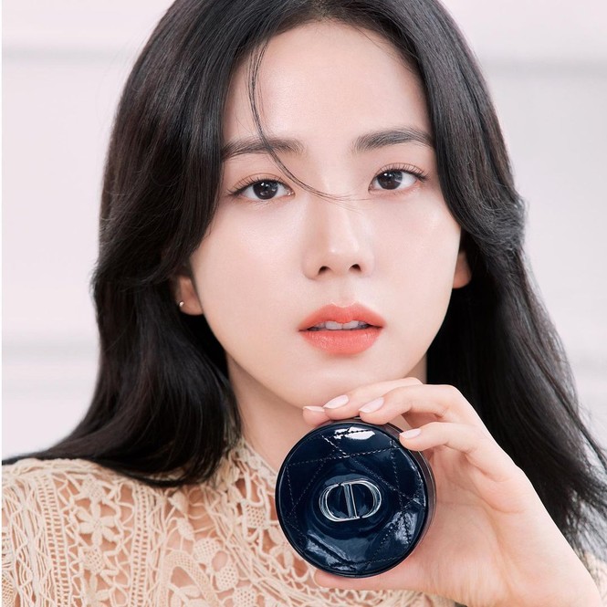 Jisoo BLACKPINK có lấn át được Hoa hậu Honey Lee trong loạt ảnh quảng cáo mỹ phẩm Dior - ảnh 3