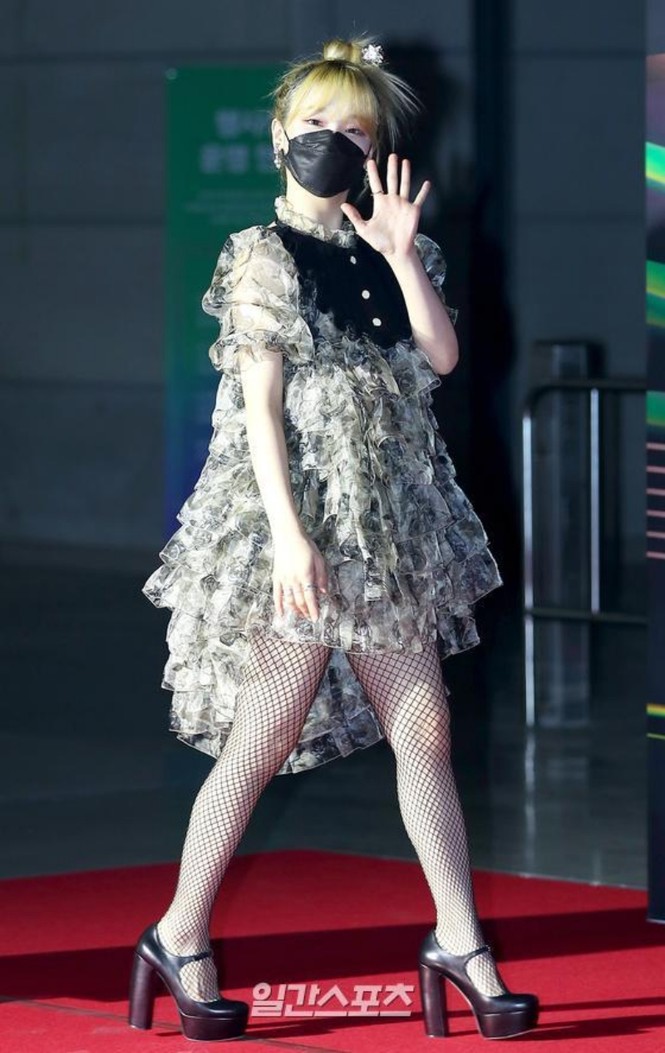 Seunghee OH MY GIRL biến mẫu váy từng được Jennie BLACKPINK mặc thành thảm họa thời trang - ảnh 2