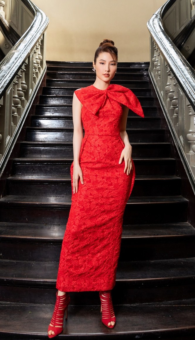 Hoa hậu Đỗ Thị Hà & Tiểu Vy khoe vai trần trong show thời trang với dress code đỏ rực - ảnh 13