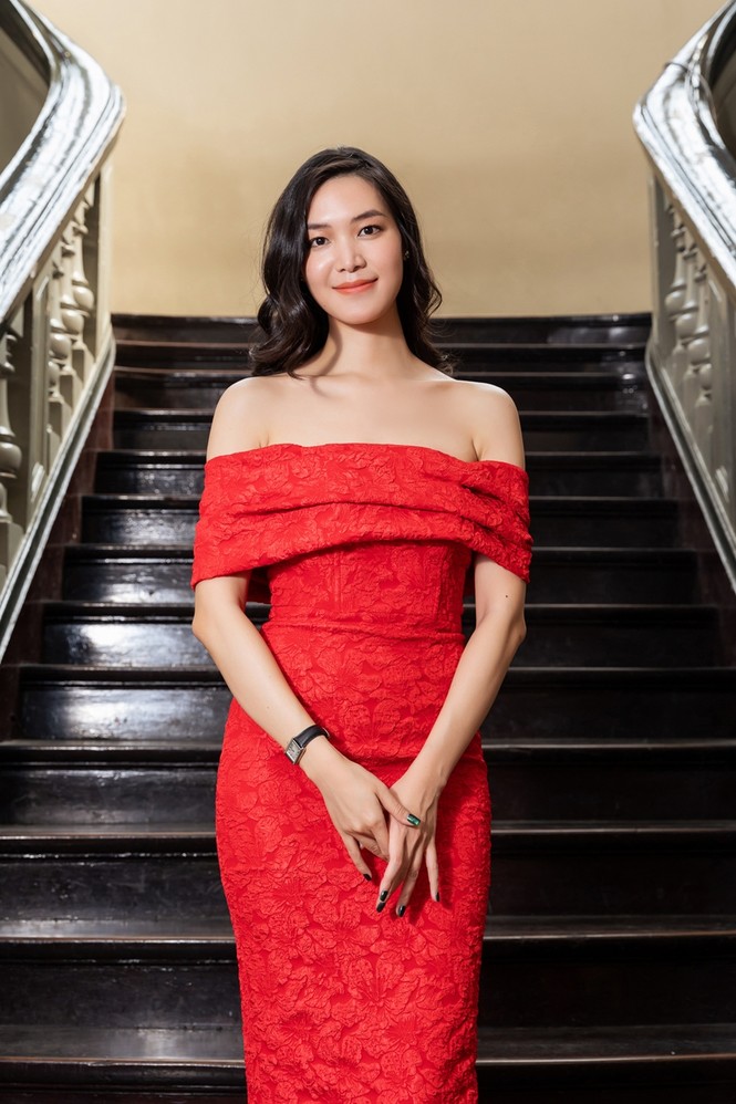 Hoa hậu Đỗ Thị Hà & Tiểu Vy khoe vai trần trong show thời trang với dress code đỏ rực - ảnh 3