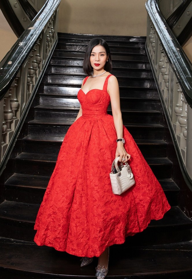 Hoa hậu Đỗ Thị Hà & Tiểu Vy khoe vai trần trong show thời trang với dress code đỏ rực - ảnh 12