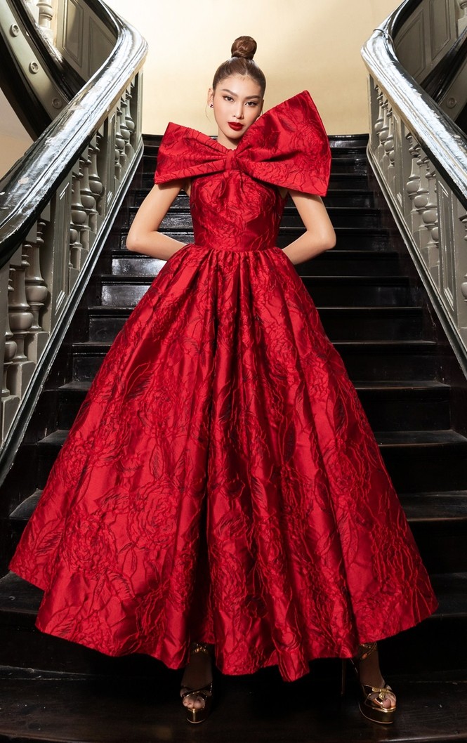 Hoa hậu Đỗ Thị Hà & Tiểu Vy khoe vai trần trong show thời trang với dress code đỏ rực - ảnh 5