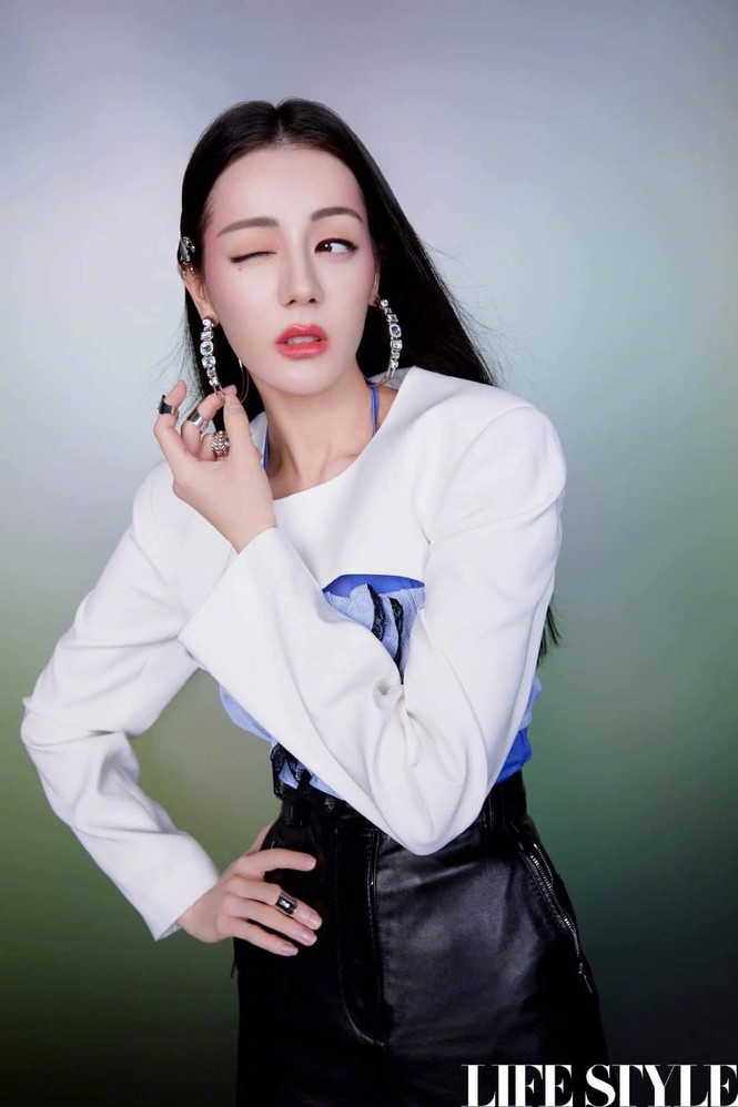 Địch Lệ Nhiệt Ba khoe lưng trần trên tạp chí LIFESTYLE, fan xuýt xoa “đúng là cực phẩm” - ảnh 10