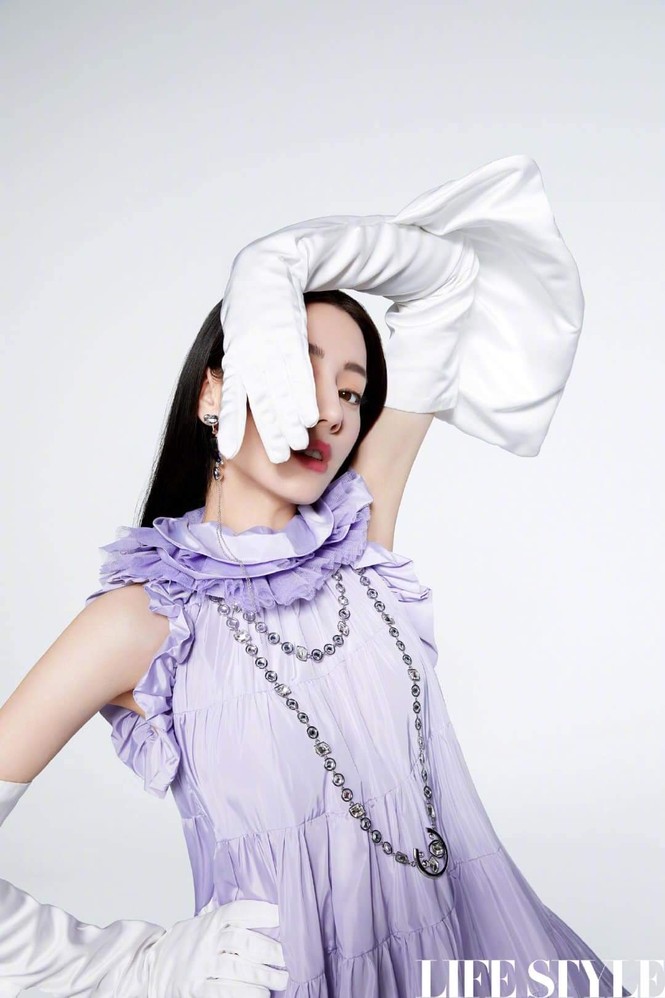 Địch Lệ Nhiệt Ba khoe lưng trần trên tạp chí LIFESTYLE, fan xuýt xoa “đúng là cực phẩm” - ảnh 7