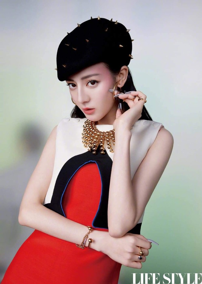 Địch Lệ Nhiệt Ba khoe lưng trần trên tạp chí LIFESTYLE, fan xuýt xoa “đúng là cực phẩm” - ảnh 2