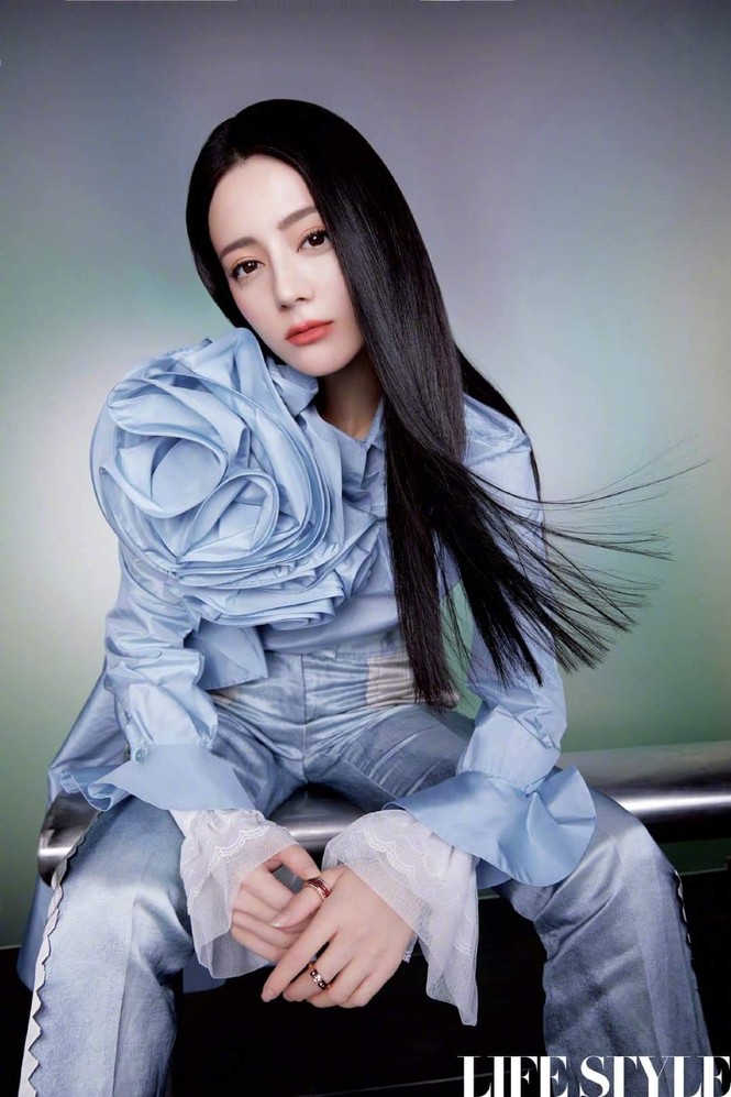 Địch Lệ Nhiệt Ba khoe lưng trần trên tạp chí LIFESTYLE, fan xuýt xoa “đúng là cực phẩm” - ảnh 8