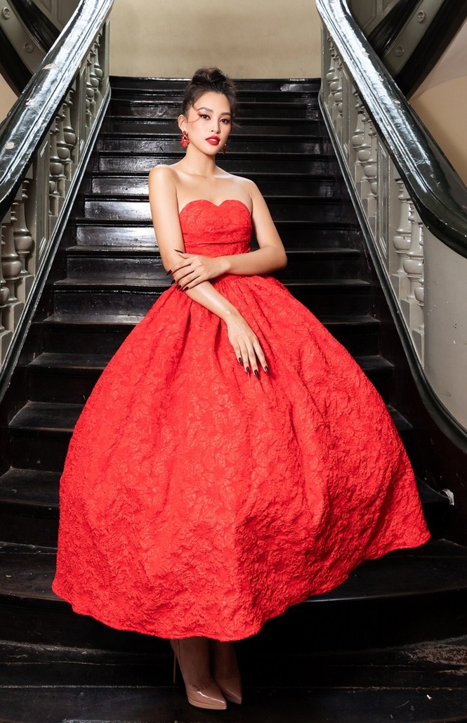 Hoa hậu Đỗ Thị Hà & Tiểu Vy khoe vai trần trong show thời trang với dress code đỏ rực - ảnh 2