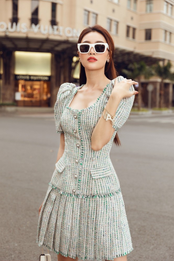 Ninh Dương Lan Ngọc xinh đẹp dạo phố trong những thiết kế rất hợp thời tiết Sài Gòn - ảnh 1