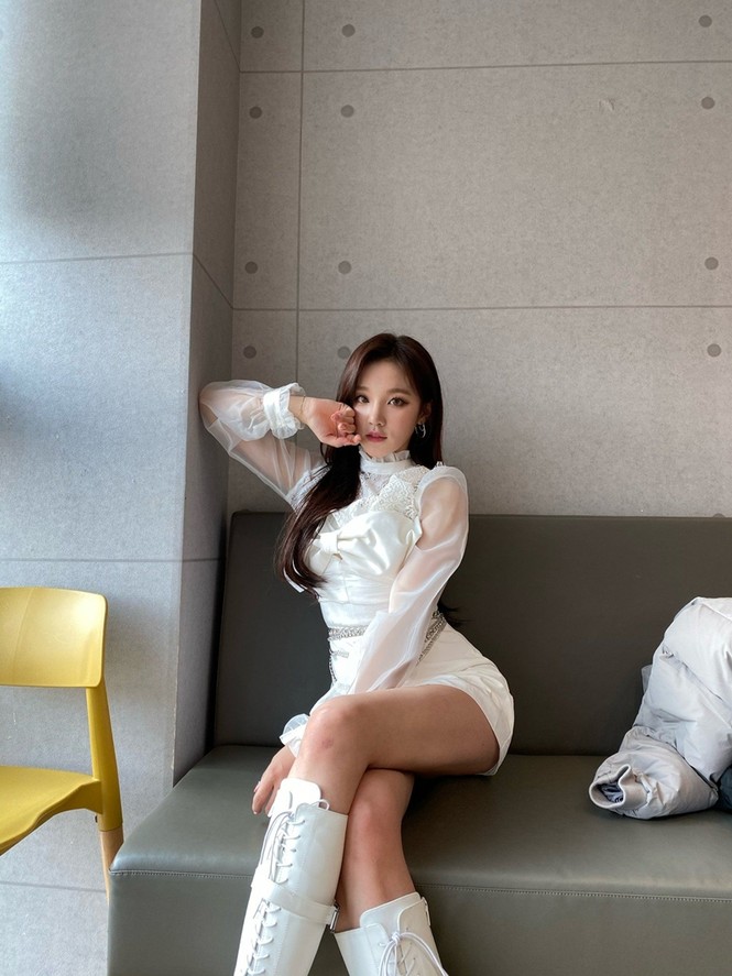 Đỉnh như Yuqi (G)I-DLE, mặc chiếc váy giống Jisoo BLACKPINK mà nhìn mãi mới nhận ra - ảnh 3