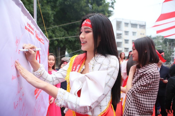 Hoa hậu Đỗ Thị Hà cùng dàn người đẹp lan toả thông điệp nhân văn của ngày Chủ nhật Đỏ - ảnh 7
