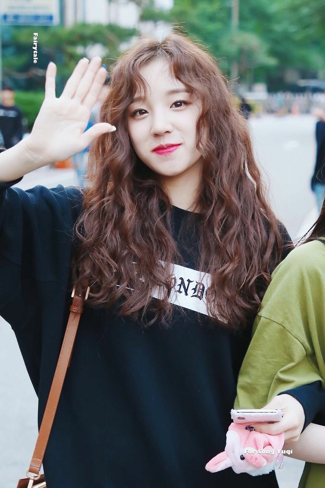 Hoá ra idol hợp với tóc xoăn dài nhất K-Pop không phải là Jisoo (BLACKPINK) hay Irene (Red Velvet) - ảnh 6