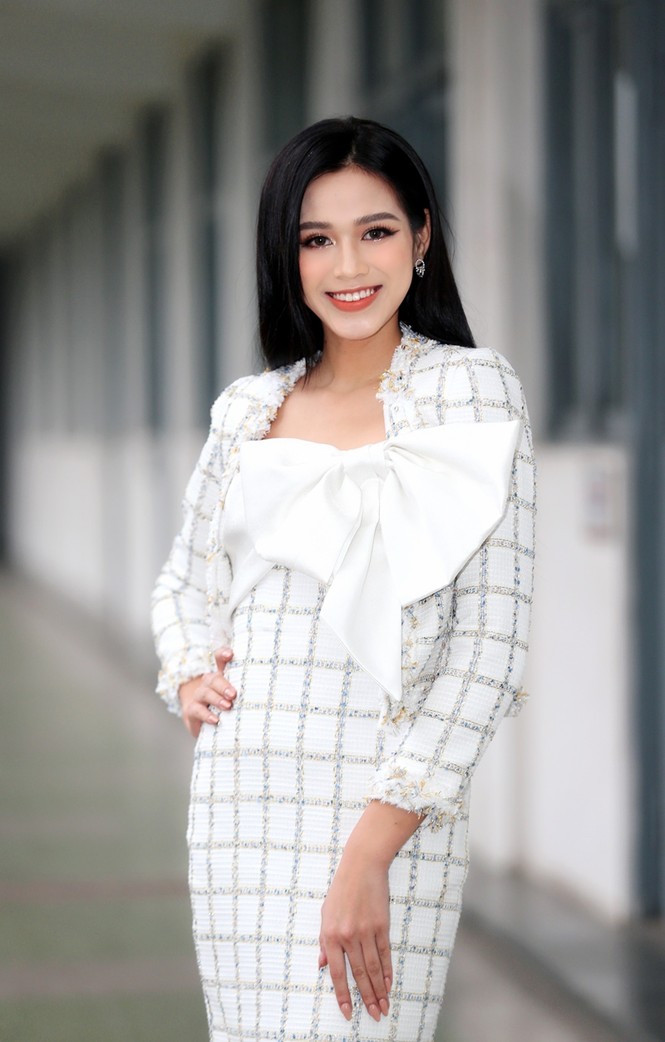 Soi trang phục Hoa hậu Đỗ Thị Hà trong các hoạt động nhân ái, xinh đẹp nền nã không có gì để chê - ảnh 1