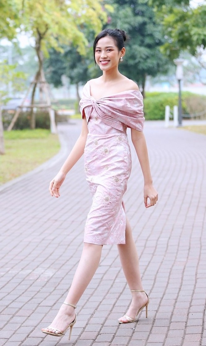 Soi trang phục Hoa hậu Đỗ Thị Hà trong các hoạt động nhân ái, xinh đẹp nền nã không có gì để chê - ảnh 7