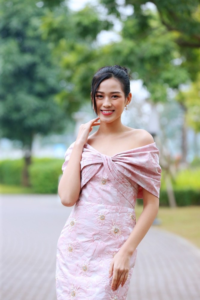 Soi trang phục Hoa hậu Đỗ Thị Hà trong các hoạt động nhân ái, xinh đẹp nền nã không có gì để chê - ảnh 8